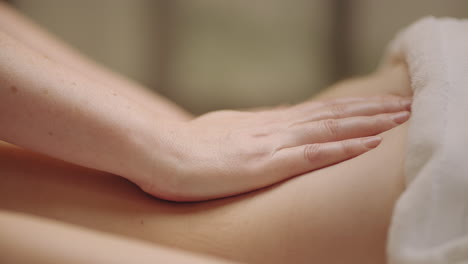 Entspannen-Sie-Sich-Und-Genießen-Sie-Den-Massagesalon-Im-Spa-Salon.-Nahaufnahme-Der-Hände-Der-Masseurin-Am-Körper-Des-Patienten